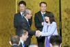 花角英世知事（左）と握手する片山さつき財務相＝９日、新潟市中央区
