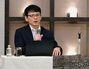 記者会見する「ゆうばり国際ファンタスティック思い出映画祭」運営委の田村謙治マネージング・ディレクター=16日午後、札幌市