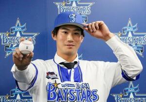 現役ドラフトで中日からDeNAに移籍した浜=18日、横浜市の球団事務所