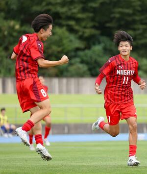 新潟選抜-日本代表 前半14分、先制ゴールを喜ぶ新潟選抜のMF稲葉健人(左)=13日 新発田市五十公野公園陸上競技場