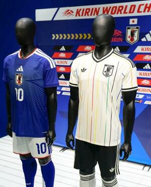 　サッカー日本代表のユニホーム。右がアウェー用