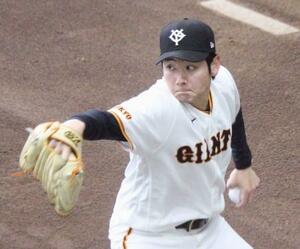 投球練習する巨人・竹丸=川崎市のジャイアンツ球場