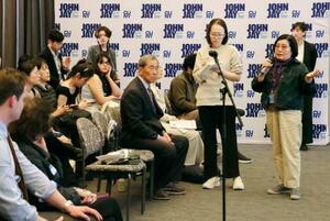 　ニューヨーク市立大の集会で話す被爆２世の韓正淳さん（右端）＝２７日、米ニューヨーク（共同）