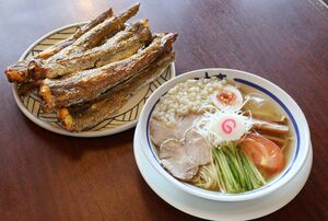 夏季限定で売り出した「エソだし冷やしらーめん」と、エソの焼き干し=新潟市西区の三宝亭亀貝店