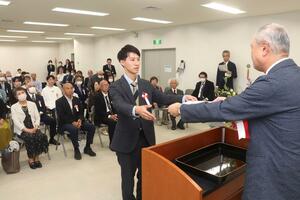 柏崎市美術展覧会の表彰式。5部門の38人が入賞した=柏崎市学校町