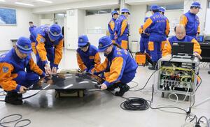 警察通信を確保するための機材を組み立てる訓練をした機動警察通信隊員ら＝県警本部