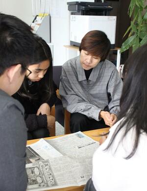 家族の安否を心配するミャンマー出身の女性ら=3月29日、燕市吉田西太田の県ミャンマー人支援協会