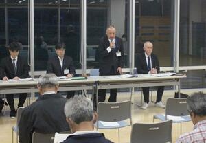 北条中学校の統合について柏崎市教育委員会が開いた説明会=柏崎市北条