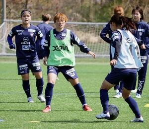 リーグ戦に向けて練習に汗を流すＭＦ上尾野辺めぐみ（中央）＝聖籠町