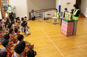 交通安全がテーマの紙芝居に耳を傾ける園児=妙高市