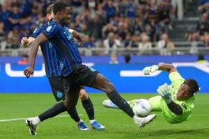 サッカーのイタリア1部リーグで、インテル・ミラノ戦に出場したパルマのGK鈴木彩艶(右)=3日、ミラノ(AP=共同)