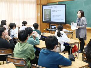 槙原小の５年生が受けた消費者講座＝柏崎市春日３