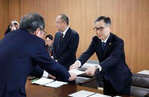 長野県庁で要望書を手渡す軽井沢町の土屋三千夫町長(右)=11日午前