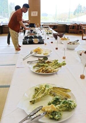 地元の山菜をふんだんに使った料理が並んだランチバイキング=加茂市宮寄上