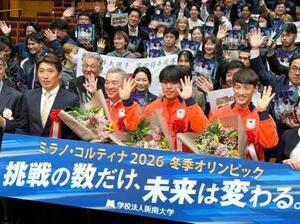 スピードスケート・ショートトラックの壮行会で、撮影に応じる(前列左から)西谷岳文さん、杉尾憲一監督、宮田将吾、渡辺啓太=22日、大阪府松原市の阪南大