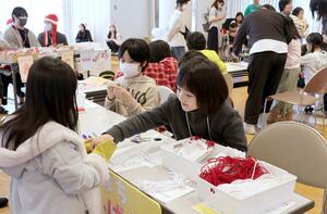 2024年12月に開かれた「ミニ!ミニしばた」で、仕事や納税を模擬体験した子どもたち=新発田市