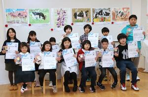 賞状を受け取り、記念撮影する子どもたち=6日、新潟市南区東笠巻新田