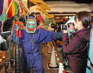 鬼が雄たけびを上げてゆっくりと練り歩いた鬼行列＝３日、長岡市柏町１