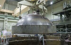 浜岡原発1号機で取り外された、原子炉圧力容器のふた=7日午前、静岡県御前崎市(中部電力提供)