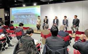 新潟県のスタートアップ代表らが登壇したセミナー＝４日、新潟市中央区