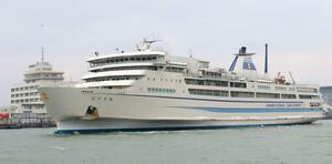 新造船への切り替えが予定される佐渡汽船の「おけさ丸」＝３１日、新潟市中央区