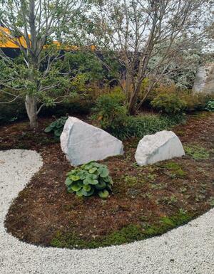 県が購入を予定するヒスイ（左）＝大阪府（県提供）