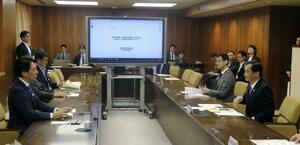 JA全中の山野徹会長(右端)らと面会する小泉農相(左端)=6月、農水省