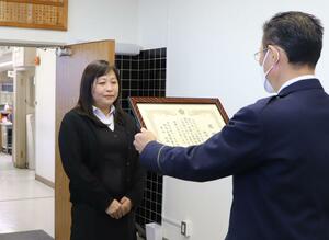 県警の安心メールをきっかけに行方不明だった高齢者を保護し感謝状が贈られた松田百合子さん=新潟北署