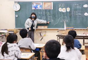 北前船の歴史や船絵馬について学ぶ出雲崎小学校の児童＝出雲崎町川西