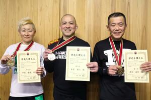 全国大会で優勝した(右から)粟田義信さん、本名栄仁さん、中村香織さん=新潟市西蒲区角田浜