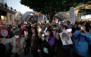 　東京・新宿駅前で憲法９条改正反対を訴える集会に参加する人たち＝１６日夕