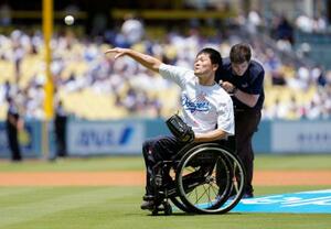 ドジャース―オリオールズ戦で始球式を務める国枝慎吾さん=ロサンゼルス(共同)