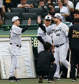 試合前のイベントに登場した(右から)ランディ・バースさん、掛布雅之さん、岡田彰布さん=1日、甲子園