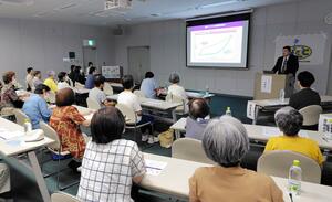 リウマチの最新医療などを解説したNIC健康セミナー=胎内市