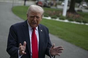 米ホワイトハウスで記者団に話すトランプ大統領=16日、ワシントン(ゲッティ=共同)