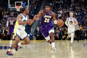 ウォリアーズ戦で攻め込むレーカーズの八村=サンフランシスコ(ゲッティ=共同)