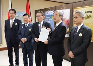 要望書を花角英世知事に手渡す県中小企業団体中央会の浜田忠博会長(中央)=21日、県庁