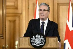 15日、英ロンドンの首相官邸で記者会見するスターマー首相(共同)
