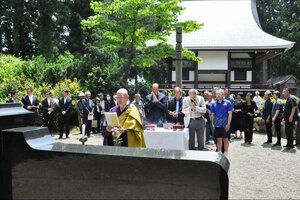 強制連行された中国人の追悼式で焼香する遺族ら=十日町市友重乙