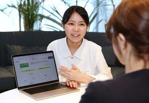 ウェブ制作などを手がけるスタートアップ企業「カナタ」の執行役員を務める安宅理彩さん=長岡市大手通2