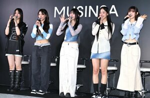 NewJeans（左から）ヘイン、ヘリン、ハニ、ミンジ、ダニエル （C）ORICON NewS inc.