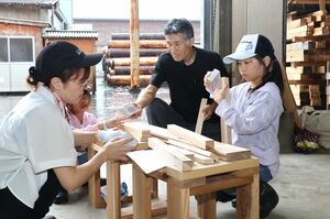 柏崎市産のスギで椅子作りに挑戦する参加者=柏崎市東原町