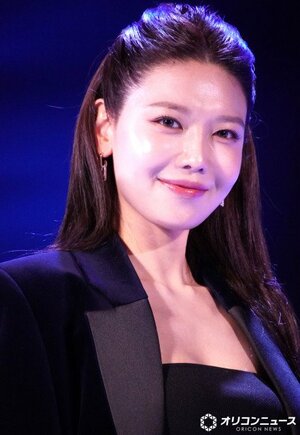 練習生・ISSA（柳谷伊冴）に言葉をかけた少女時代・チェ・スヨン （C）ORICON NewS inc.