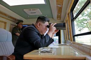 11、12両日、国防科学院の研究所を視察した北朝鮮の金正恩朝鮮労働党総書記(朝鮮中央通信=共同)