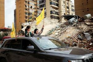 　レバノン・ベイルート南部で、イスラエルとの停戦発効を受けて家に向かう少女たち＝１７日（ロイター＝共同）