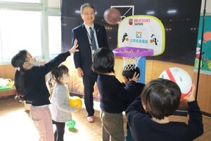 園に贈られたバスケットボールの遊具で遊ぶ園児たち=新潟市中央区