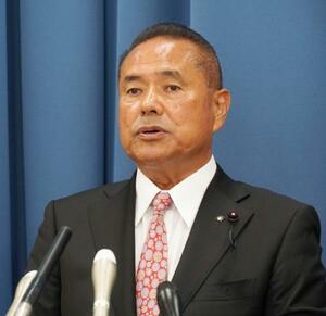 記者会見する小谷野五雄県議=12日午前、埼玉県庁