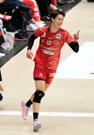 サントリー―大阪B 第2セット、スパイクを決め笑顔のサントリー・高橋藍=横浜アリーナ