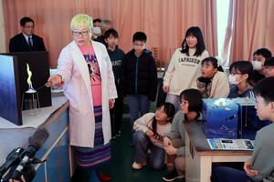 実験を通じて児童たちがメタンハイドレートについて学んだ出前授業=上越市頸城区上吉