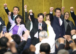 集会で片山さつき財務相とともに拳を上げる中原八一新潟市長（前列右）＝９日、新潟市中央区